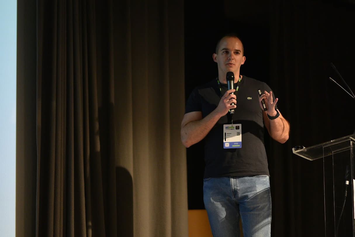 Halász Dénes Power BI előadás közben a színpadon